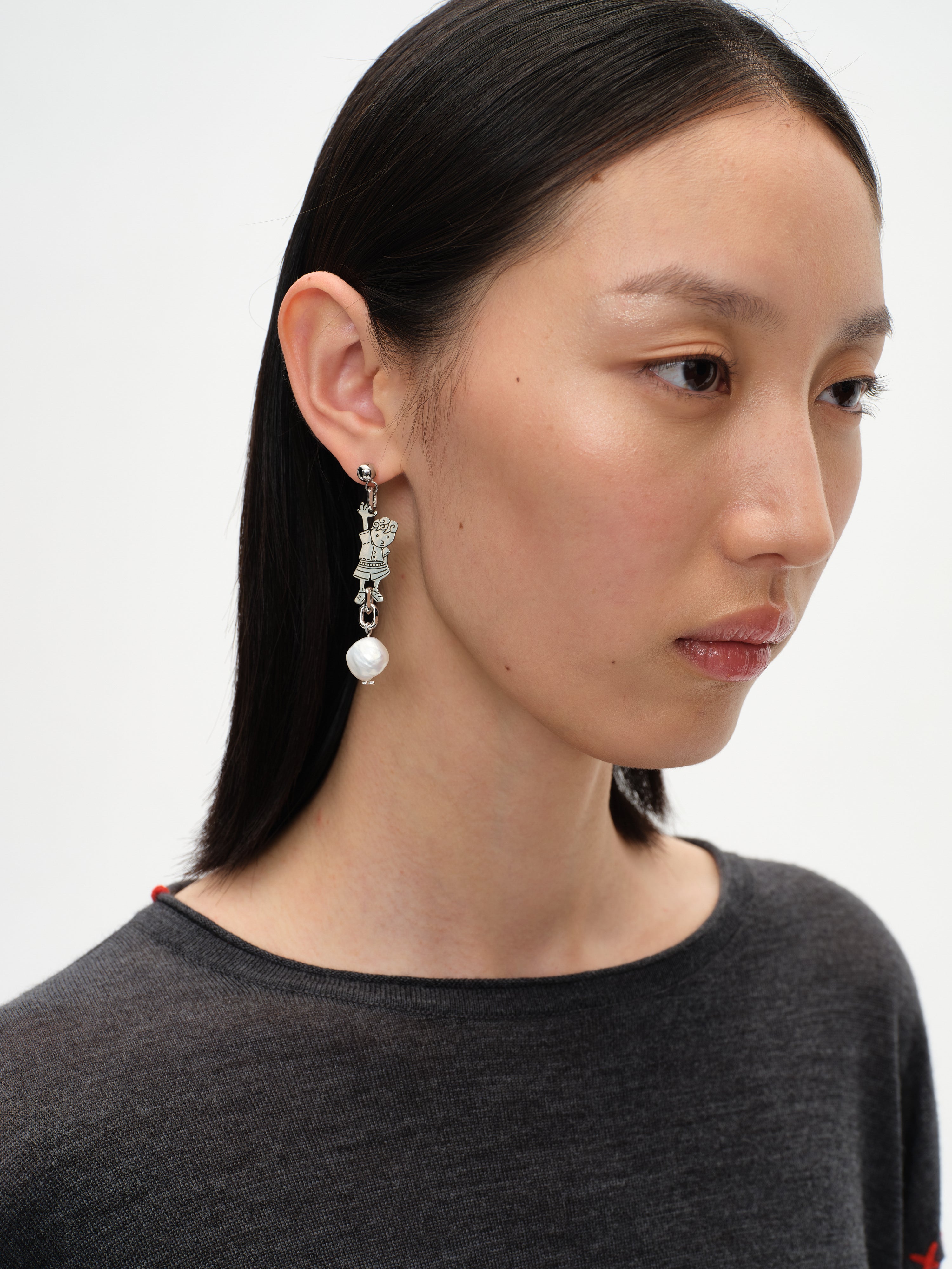 Buddy Silhouette Contrast Earrings
