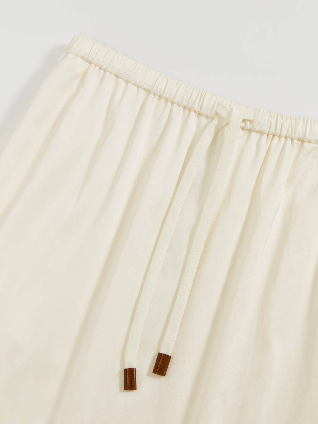 Ruffled tie-up glossy midi skirt