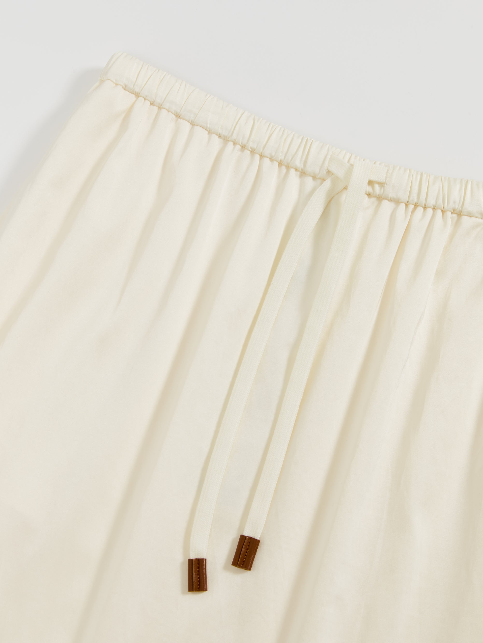 Ruffled tie-up glossy midi skirt