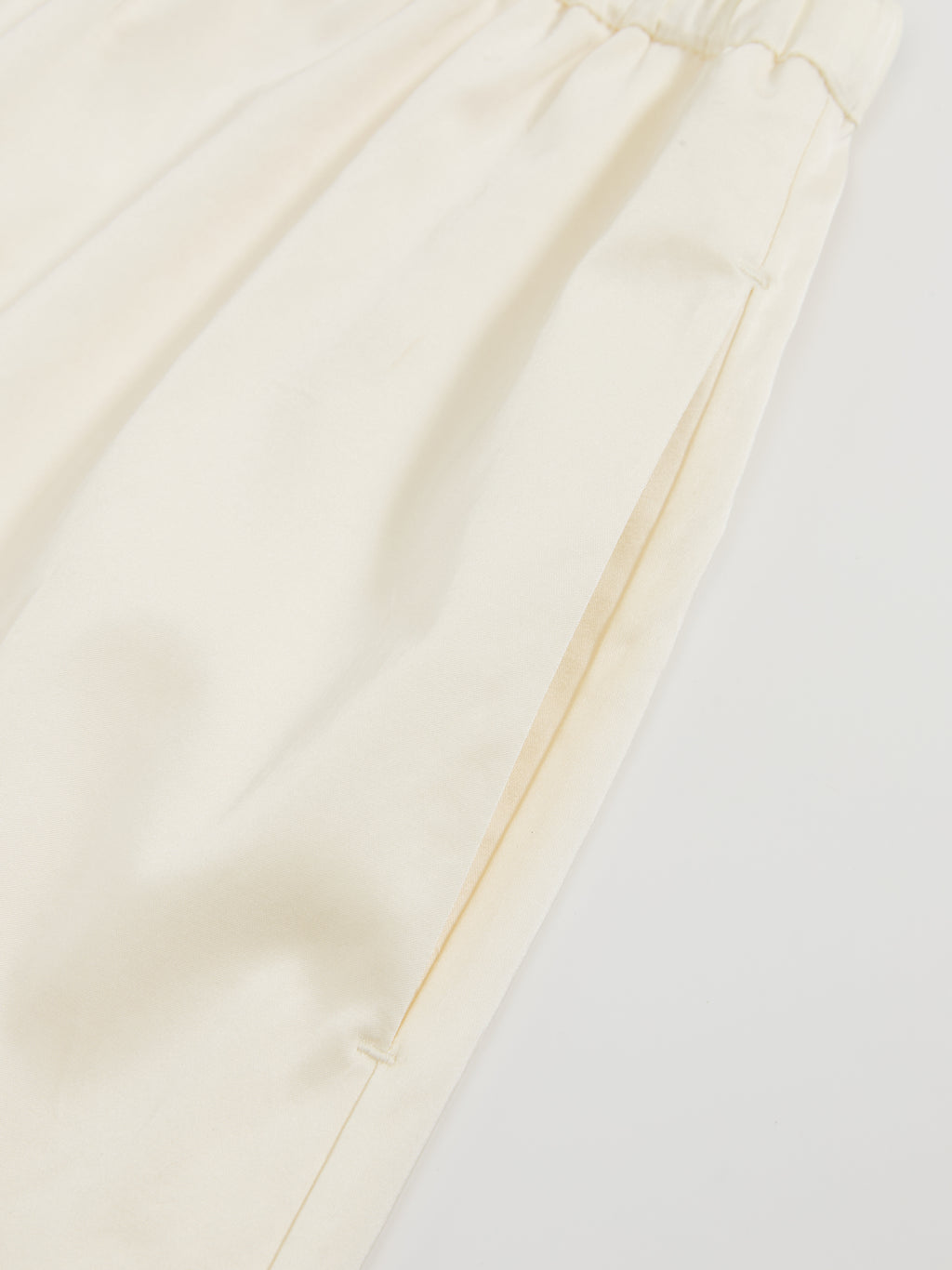Ruffled tie-up glossy midi skirt